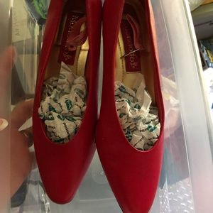 Size 8 Mondolfo heels